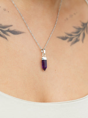 Amethist hanger aan zilveren ketting