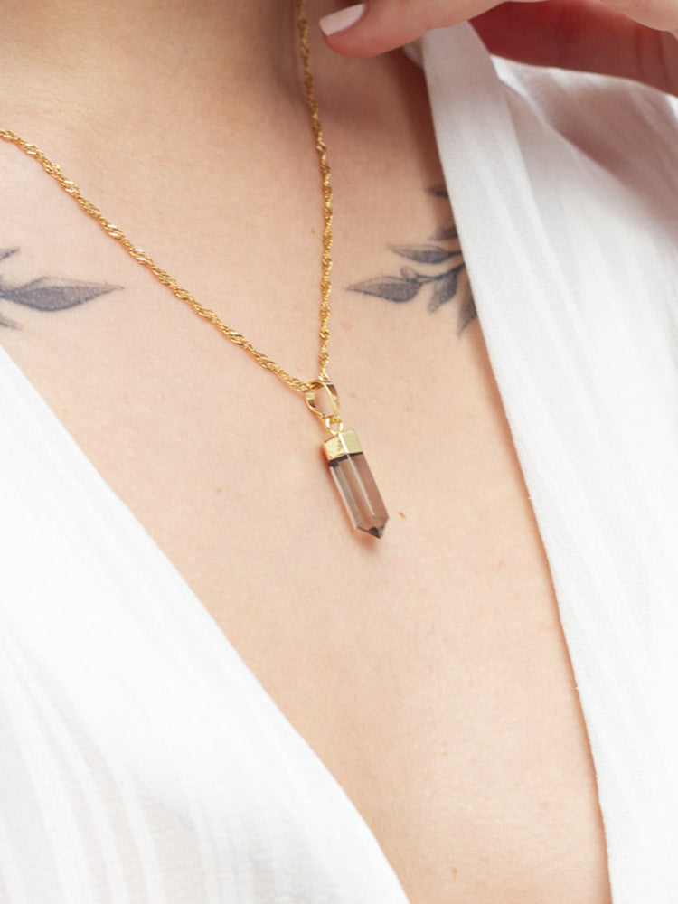 Rookkwarts hanger aan gouden ketting