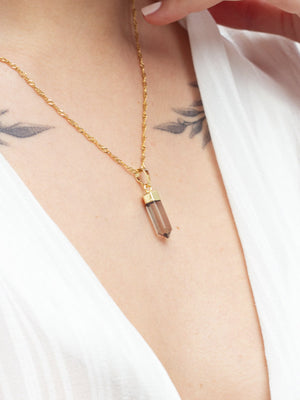 Rookkwarts hanger aan gouden ketting