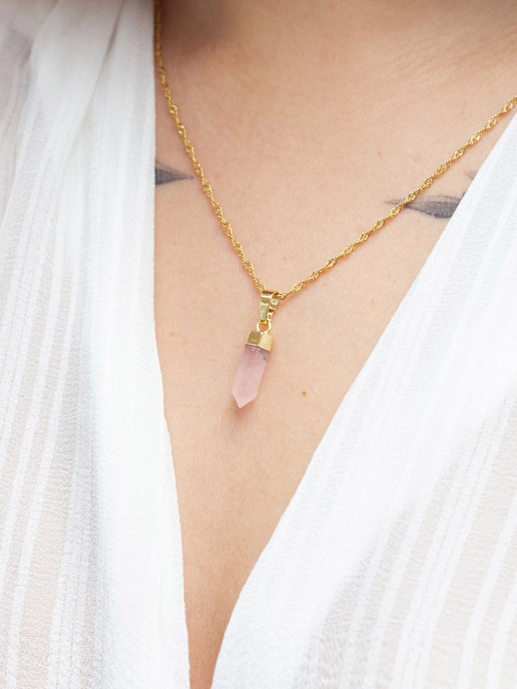 Rozenkwarts hanger aan gouden ketting