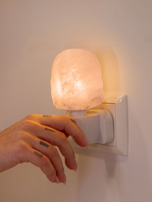 
                
                    Load image into Gallery viewer, Zoutsteen lampje voor in het stopcontact
                
            